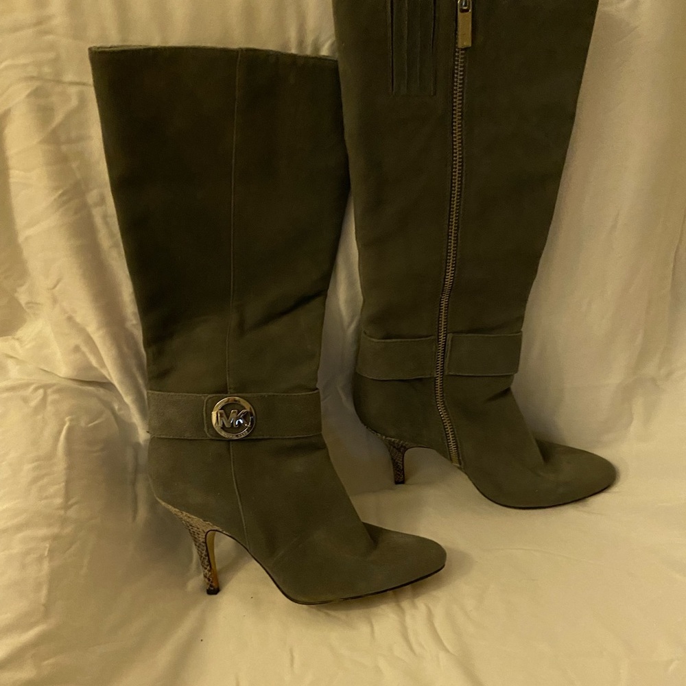 Michael Kors women’s size 8 grey to the calf boots. Good condition